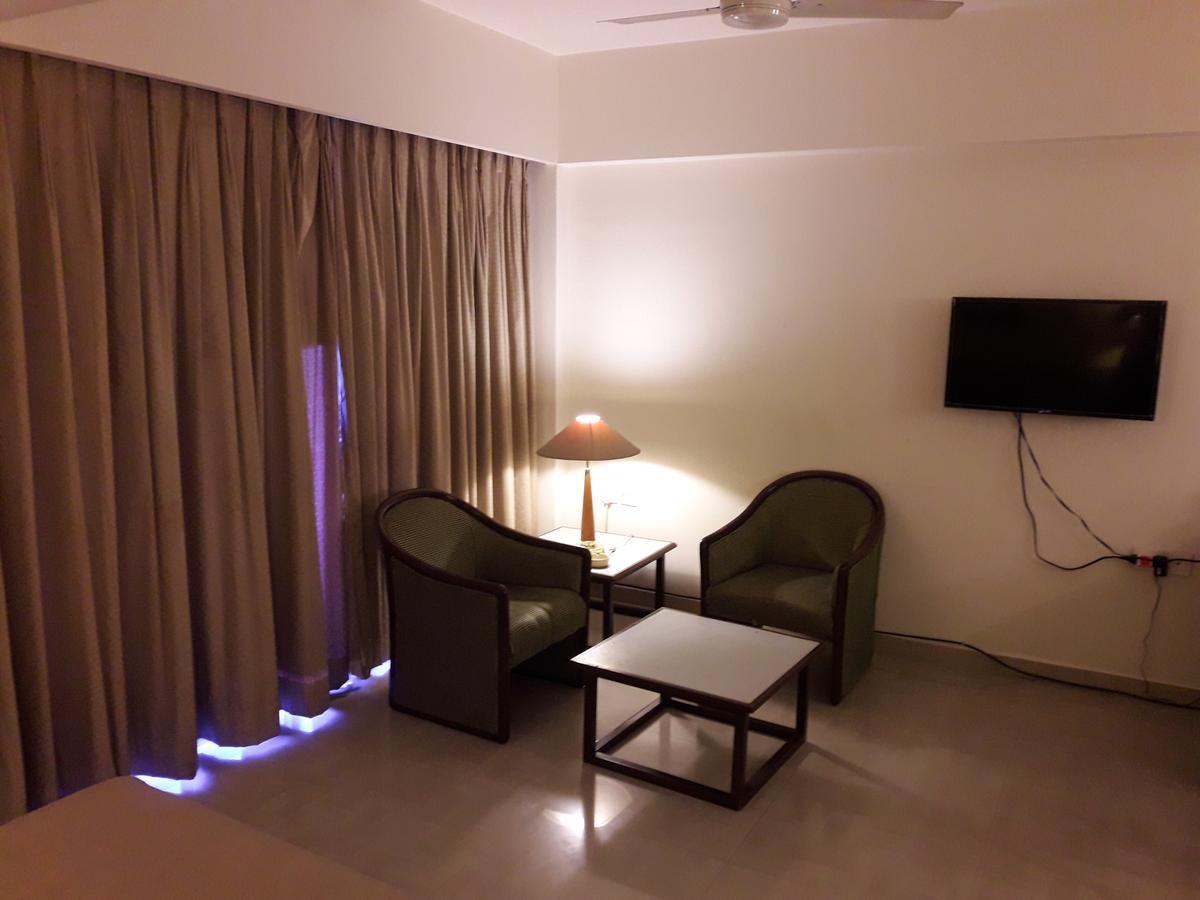 Hotel Bluehill Бхавнагар Екстер'єр фото
